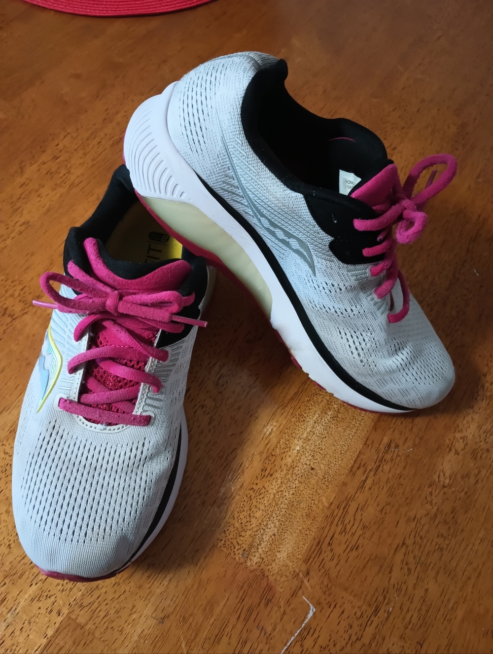 Saucony Guide 14 PWRRUN Gray, Cranberry, Yellow. Women's 9 Wide